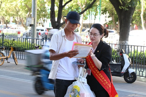 廈門分公司組織工作人員在分公司職場(chǎng)附近的公交站地鐵站向市民宣傳金融知識(shí)  (6)